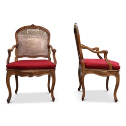 一对路易十五摄政时期胡桃木藤编扶手椅。里昂。