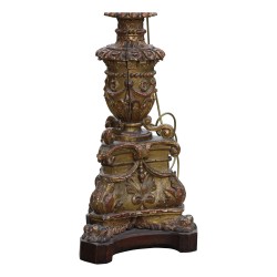 Богато украшенный резьбой, позолоченный деревянный светильник-торшер. Италия.