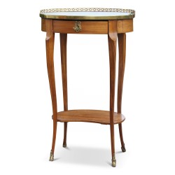 Ovaler Nachttisch mit weißer Marmorplatte, bronzefarbener Galerie und satiniertem Holz.