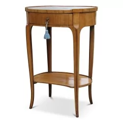 Chevet ovale dessus marbre blanc.