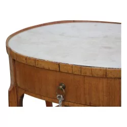 Chevet ovale dessus marbre blanc.