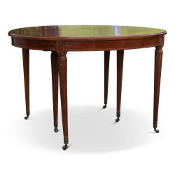 Table Louis XVI en acajou comprenant deux rallonges avec ceintures.