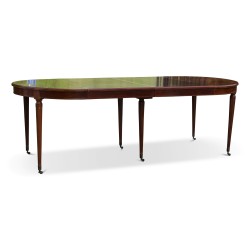 Table Louis XVI en acajou comprenant deux rallonges avec ceintures.