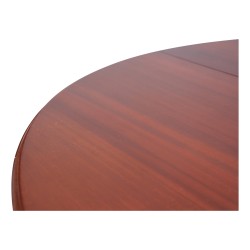 Table Louis XVI en acajou comprenant deux rallonges avec ceintures.