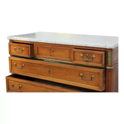Kommode aus Mahagoni im Stil Louis XVI., verziert mit Bronze. Marmorplatte. 5 Schubladen.
