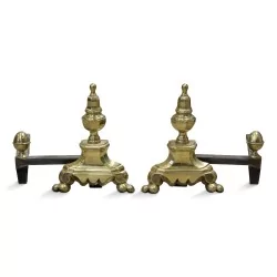 Ein Paar Kaminböcke im Stil Louis XV aus vergoldeter Bronze.