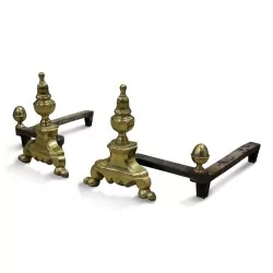 Ein Paar Kaminböcke im Stil Louis XV aus vergoldeter Bronze.