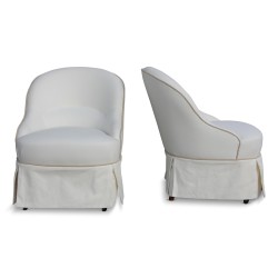 Zwei \"Krötenstühle\" mit ecrufarbenem Leinenbezug und herkömmlicher Polsterung.