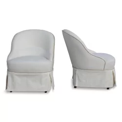 Пара кресел в форме жабы, обитых льняной тканью цвета экрю, с обычной мягкой обивкой.