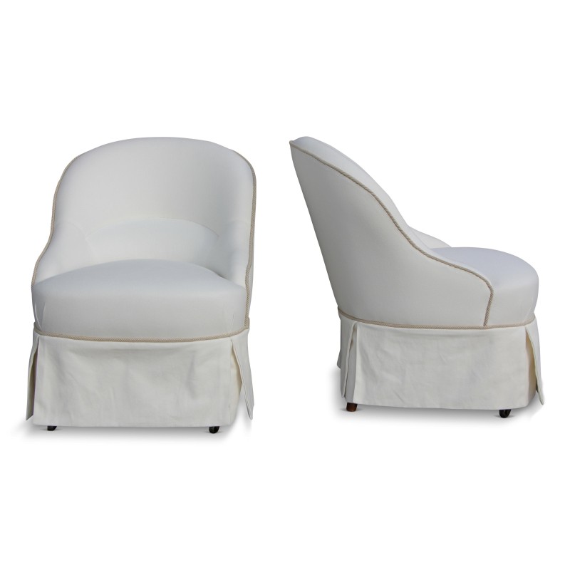 Zwei \"Krötenstühle\" mit ecrufarbenem Leinenbezug und herkömmlicher Polsterung. - Moinat - Stühle