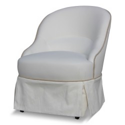 Zwei \"Krötenstühle\" mit ecrufarbenem Leinenbezug und herkömmlicher Polsterung.