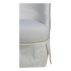 Zwei \"Krötenstühle\" mit ecrufarbenem Leinenbezug und herkömmlicher Polsterung.