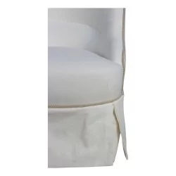 Пара кресел в форме жабы, обитых льняной тканью цвета экрю, с обычной мягкой обивкой.