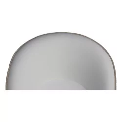 Пара кресел в форме жабы, обитых льняной тканью цвета экрю, с обычной мягкой обивкой.