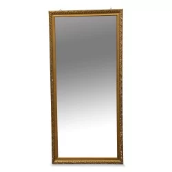 金色边框的长方形镜子。