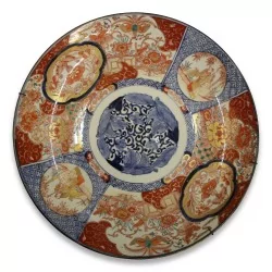Assiette en porcelaine d Imari. Japon.