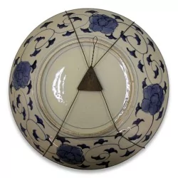 Assiette en porcelaine d Imari. Japon.