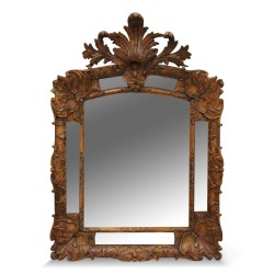 Miroir régence à parecloses en bois doré.