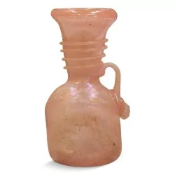 粉红色出土花瓶。