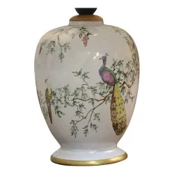 Lampe en porcelaine, décor chinois et abat jour blanc plissé.