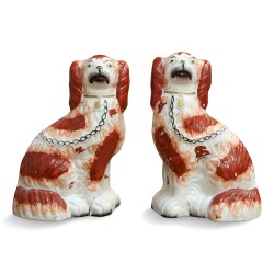 一对红色、白色和黑色的瓷质\"斯塔福德郡\"小狗。