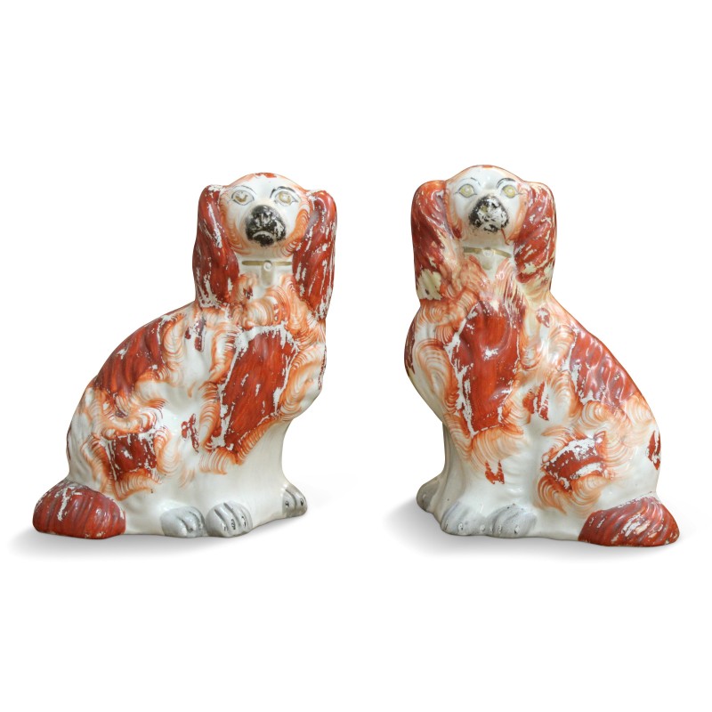 Ein Paar Porzellanhunde der Serie \"Staffordshire\" in Rot, Weiß und Schwarz. - Moinat - Porzellan