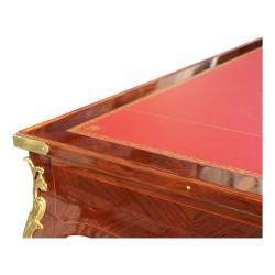 Ein Tric-Trac-Tisch im Stil Louis XV, eingelegt in Palisanderholz und verziert mit Bronzebeschlägen.