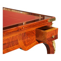 Ein Tric-Trac-Tisch im Stil Louis XV, eingelegt in Palisanderholz und verziert mit Bronzebeschlägen.