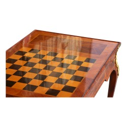Ein Tric-Trac-Tisch im Stil Louis XV, eingelegt in Palisanderholz und verziert mit Bronzebeschlägen.