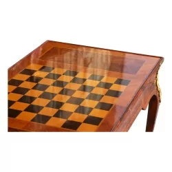 Стол Tric-Trac в стиле Людовика XV, инкрустированный палисандром и украшенный бронзовыми элементами.