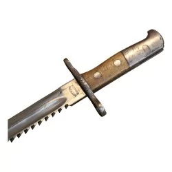 把瑞士军用刺刀，配有皮套。