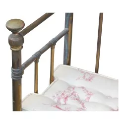 Banquette en laiton avec coussin d assise.