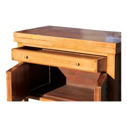 Chevet style directoire, marqueté, placage en acajou. Plateau mobile, intérieur cuir marron