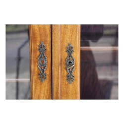 Bibliothèque en acajou montée sur chêne. Quatre portes vitrées. Paris. Vers 1950.