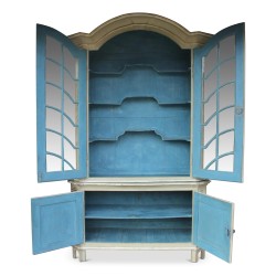 Grande vitrine bois peint coloris crème et intérieur turquoise. Hollandais.