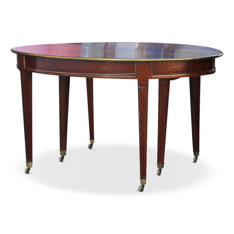 Table Louis XVI en acajou, pieds fuseaux avec 4 rallonges à ceinture. En l état. - Moinat - 餐桌