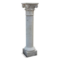 Paire de colonnes en marbre blanc de Carrare avec chapiteaux \"Ionique\".