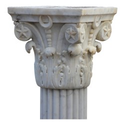 Paire de colonnes en marbre blanc de Carrare avec chapiteaux "Ionique".