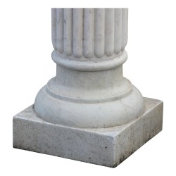 Paire de colonnes en marbre blanc de Carrare avec chapiteaux "Ionique".
