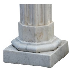 Colonne en marbre blanc de carrare.