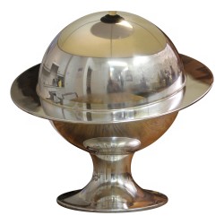 Lampe "Space Age" en laiton chromé avec abat jour blanc et liseret en laiton chromé.