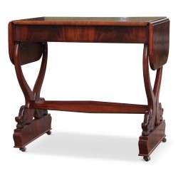 Table Charles X avec abattant en acajou flammé, deux tiroirs. A restaurer.