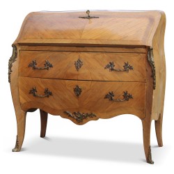 Bureau commode Louis XV en bois rose galbé, deux tiroirs. Sans traverse. travail Italien.