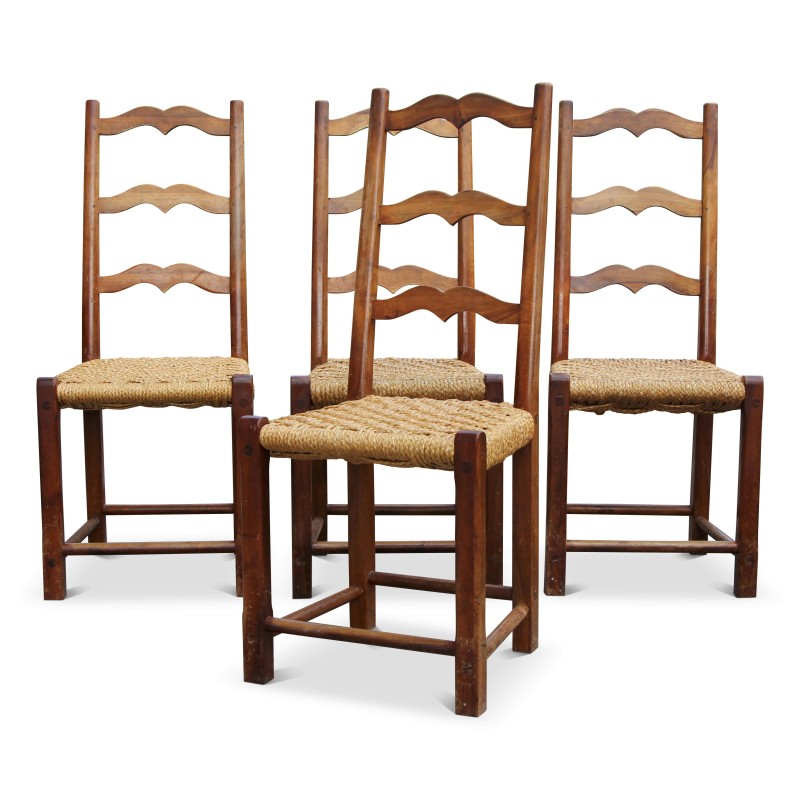 Lot de quatre chaises paillées Louis XIII en noyer Suisse. - Moinat - Chaises