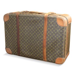 Valise "Louis Vuitton" recouvert de tissu imprimé et de cuir marron.