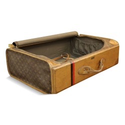 Valise "Louis Vuitton" recouvert de tissu imprimé et de cuir marron.