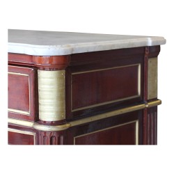 Vitrine Louis XVI en acajou ornée de bronzes, deux portes. Plateau en marbre blanc.