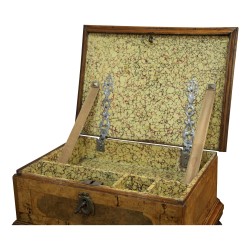 Coffre Louis XIV en noyer, avec secret. Suisse. Haut époque. Vers 1720