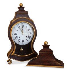 纳沙泰尔钟及其底座。