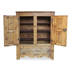Kleiderschrank aus Tannenholz, zweitürig. Norditalien.
